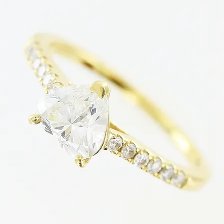 Ring vita stenar stl:18, bredd 1,5-6mm, gravyr, 18K  Vikt: 3,3 g