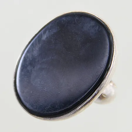 Ring med svart sten stl:18 bredd 4,2-28,3mm sten med slitage/repor silver 925/1000 Vikt: 11,6 g
