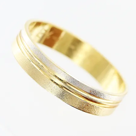 Ring frostad vit/gulguld stl:19¼, bredd 4,5mm, gravyr, 18K Vikt: 3,2 g