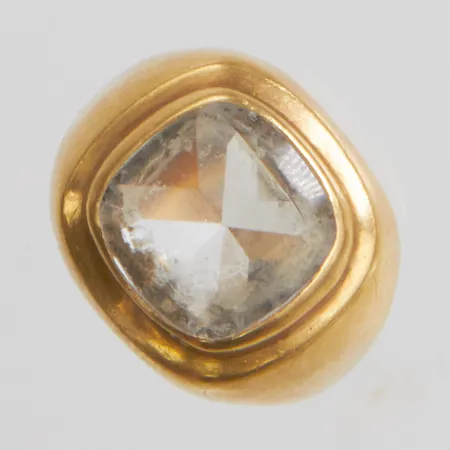 Ring med troligen syntetisk spinell, stl: 16¾, bredd: 4-14mm, svenska stämplar, 18K bruttovikt 5g. 