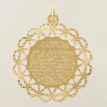 Hänge med arabisk text längd 36mm, bredd 32mm 18K Vikt: 5,1 g