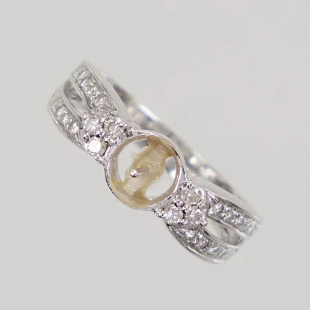 Ring med diamanter 30 x ca 0,01ct, stl:16¾, bredd 6mm, pärla saknas, vitguld 18K,  Vikt: 3,7 g