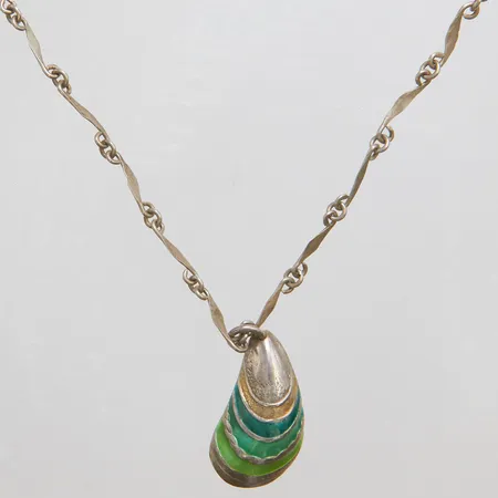 Collier med intrigerat hänge, snäcka med grön emalj, kedjans längd: 55cm, hänget längd: 40mm, 1989, silver 925/1000 Vikt: 15,8 g