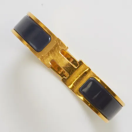 Armband Hermés Clic H, PM, Ultramarine, innermått ca: 55x45mm, emalj på gulmetall, datum kod: SP 02 43, ref: H700001F, märkt Hermes Made in France, bruksslitage, repor, kvitto daterad december-2024 Stockholm, dust bag, box.