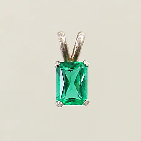 Hänge med grön sten 12x6mm otydliga stämplar silver 830/1000 Vikt: 0,7 g