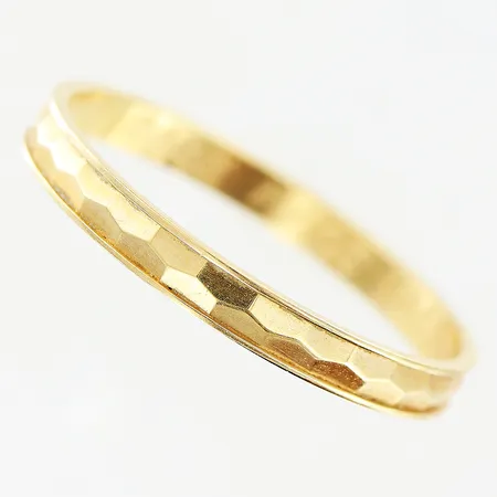 Ring mönstrad stl:22¾, bredd 3mm, gravyr, 18K Vikt: 2,8 g