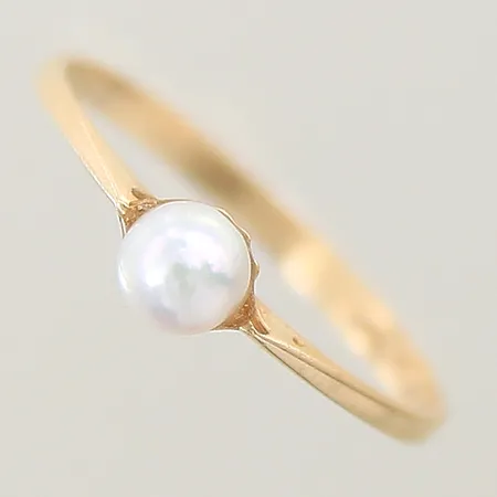 Ring med odlad pärla stl:17¼ bredd 1,7mm 18K Vikt: 1,2 g
