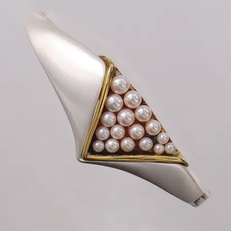 Stelt matterat armband med odlade pärlor, ca Ø56,5mm bredd 2,8-20,4mm, förgyllda detaljer, Bijou Jeunesse, silver 925/1000 Vikt: 32 g