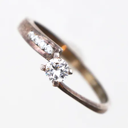 Ring med vita stenar, stl:18, bredd 1,1-3,1mm, 925/1000 silver.  Vikt: 1,9 g
