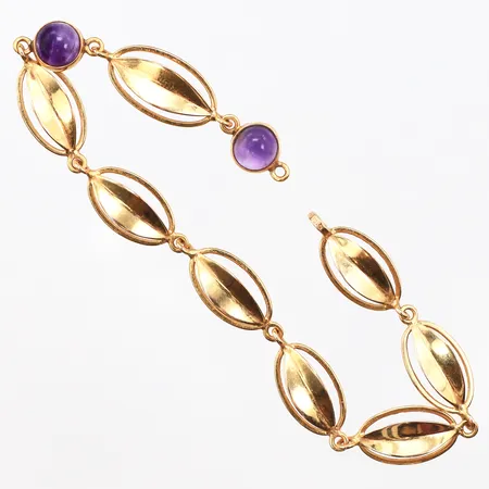 Armband med lila sten, längd 15cm, bredd 7,3mm, saknar lås, 18K. Vikt: 4,3 g