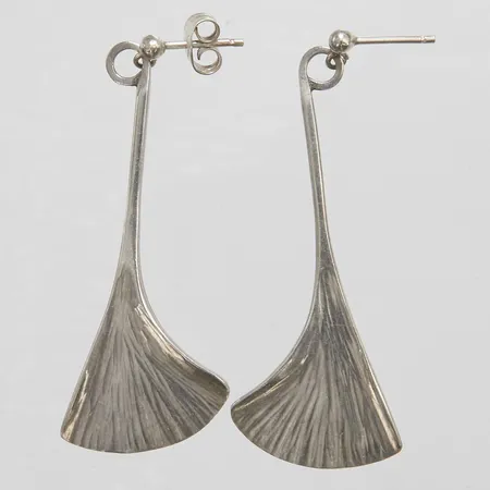 Örhängen längd: 53mm, bredd: 21mm, svenska stämplar, 1988, Viktor Mossberg, en snurrebuss saknas, silver 925/1000 Vikt: 8,9 g