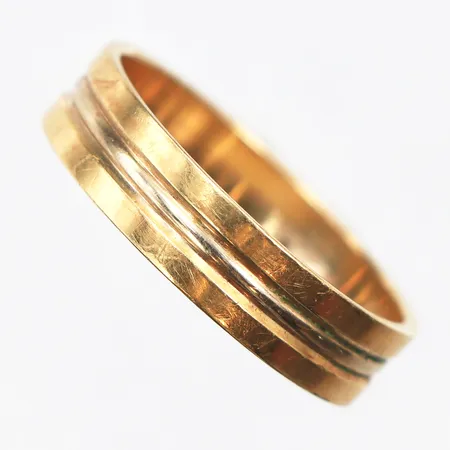 Ring två färgad, stl:19½, bredd 5,2mm, vit och gult guld, gravyr, 18K. Vikt: 5,1 g