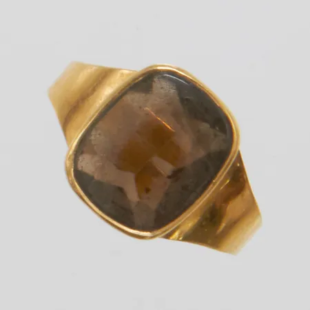 Ring med rökkvarts stl:18¼, bredd: 2,5mm, Hedbergs Guld, 18K Vikt: 2,7 g