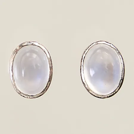 Ett par örhängen med troligen månstenar ca 9,8 x 7,5mm silver 925/1000 Vikt: 3,1 g