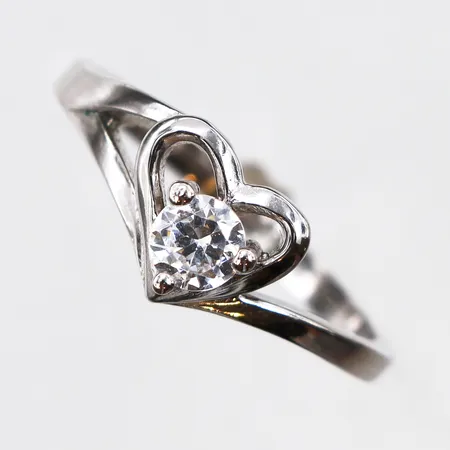 Ring med vit sten, stl:18, bredd1,9-8,8mm, 925/1000 silver.  Vikt: 2,2 g