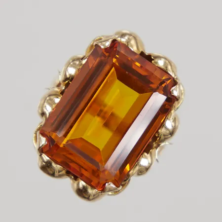 Ring med orange sten, stl 16¾, bredd 2,6-22mm, 18K. Bruttovikt: 10,1g Vikt: 0 g