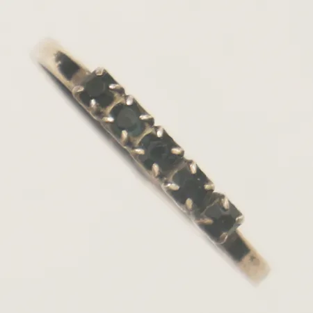 Ring med gröna stenar stl:16½ bredd 2,3mm silver 835/1000 Vikt: 0,8 g