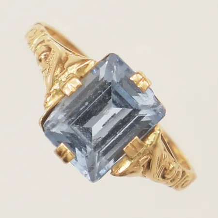 Ring med blå syntetisk spinell stl:17, bredd 9,8mm Ceson Guldvaru Ab, 18K  Vikt: 2,2 g