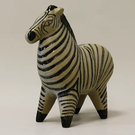 Figurin Zebra Lisa Larson serien Stora Zoo, etikettmärkt Gustavsberg, stengods, höjd 23cm längd 22cm. Skickas med postpaket.