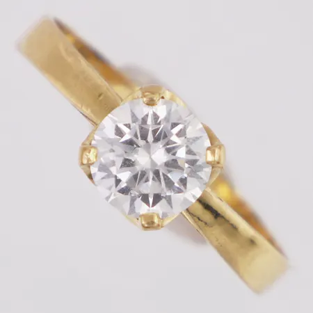 Ring vit sten stl: 20¼ bredd 2,8-7mm, lös sten, 18K Vikt: 2,9 g