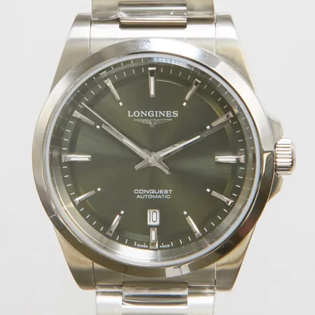 Herrur Longines Conquest automatisk stål, Ø42mm, datum, grön urtavla, ref nr L3.830.4, serie nr 55757104, kaliber L888.5, boett nr A31L11A, certifikat daterad maj-2025, manual, box, ytterkortong.