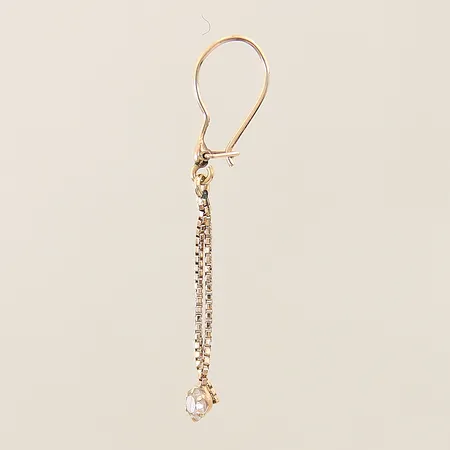 Udda örhänge Venezia med vit sten längd 37mm, bredd 0,7-3,2mm 14K  Vikt: 0,4 g