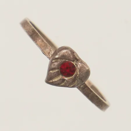 Ring hjärta med rödsten stl:15, bredd 5,7mm silver 830/1000 Vikt: 0,7 g