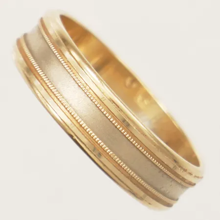 Ring tvåfärgad stl:21½, bredd 6,5mm gravyr 14K Vikt: 6,4 g