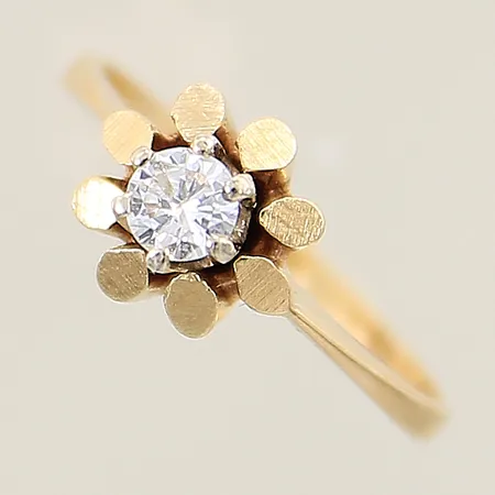 Ring med briljantslipad diamant ca 0,20ct stl: 16¼, bredd 1,8-8,2mm 14K  Vikt: 2,6 g