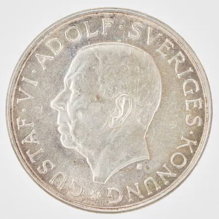 Mynt Gustaf VI Adolf Sveriges Konung 1882-1972 Nominellt värde 5kr Ø32mm, 830/1000 silver Vikt: 17,9 g