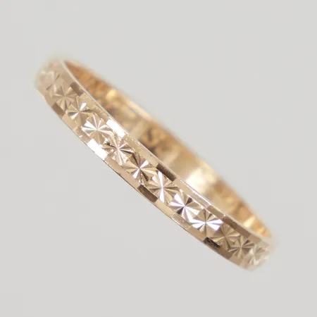 Ring med mönsterdekor stl:22 bredd 3mm, gravyr, Schalin Bror Guld Ab år 1992, 18K,  Vikt: 3,1 g