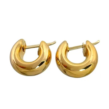 Örhängen Creoler i 18K guld, storlek 15,5 x 16 mm, tjocklek 7,5 mm, en minimal ojämnhet på ena örhänget, fint skick Vikt: 3,2 g