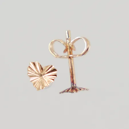 Örhängen ca Ø4,2mm, stift, smärre ojämnheter, ena stopp saknas, 18K,  Vikt: 0,3 g