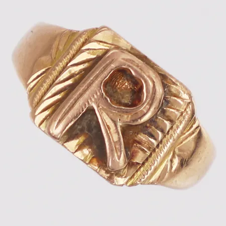 Klackring bokstaven R, stl:19¼ bredd ca 3,4-11,3mm, bucklig graverad, 14K Vikt: 5,7 g