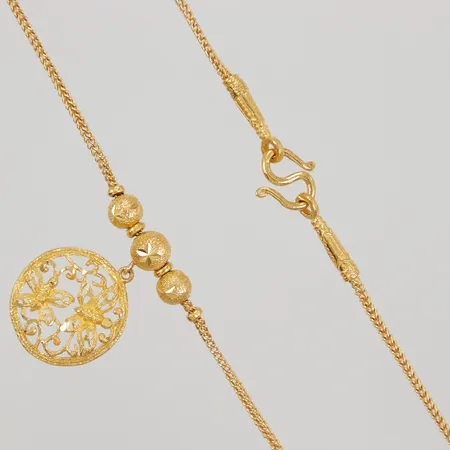 Collier 43cm bredd 1,7mm, hänget Ø19,6mm, Thaiguld, 23K, 1 Baht, Vikt: 15,2g, 