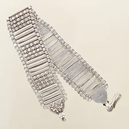 Armband halvstelt med dekor längd 22cm bredd 23,4mm ojämnheter silver 925/1000 Vikt: 44,8 g