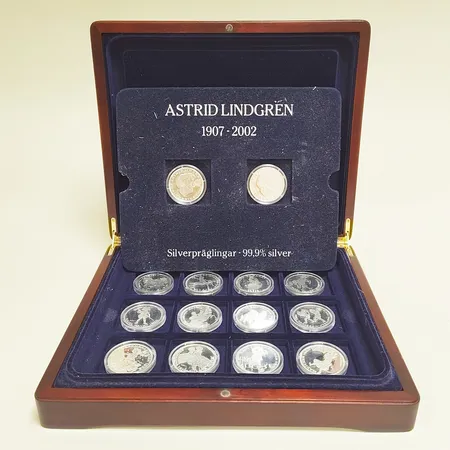 Myntsamling Astrid Lindgren 14st, Ø38,5cm, 1907-2002, plastetui en skadad, träschatull, certifikat, silver 999/1000 Vikt: 379,3 g