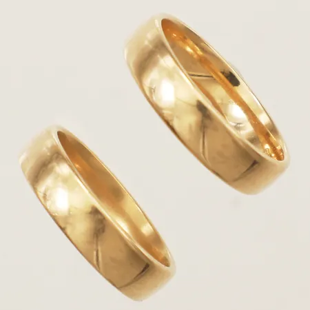 Två ringar släta stl: 17½+18½ gravyr 18K Vikt: 12,1 g