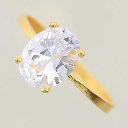 Ring med ovalslipad vit sten stl:17, bredd 1,8-9mm, Thaiguld 23K Vikt: 2,4 g