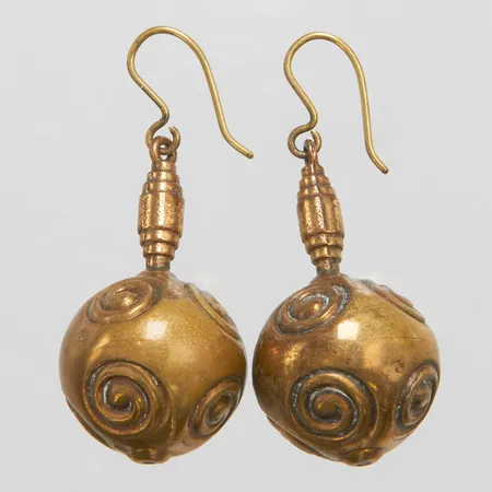 Örhängen Kalevala Koru finland, längd: 44mm, bredd: 18mm, krok, brons.