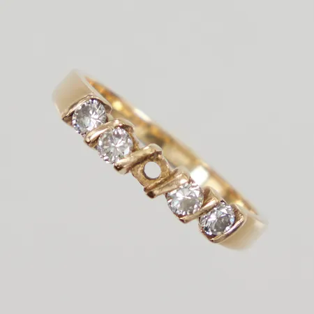 Ring med diamanter 4 x 0,06ct, en diamant saknas, stl:17½, bredd 3,6mm, 18K, Vikt: 3 g