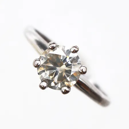 Ring med diamant 1,29ct Cape (M) / SI2 enligt kvittokopia, stl:16, bredd 1,6mm, gravyr, vitguld, 14K. Vikt: 2,6 g