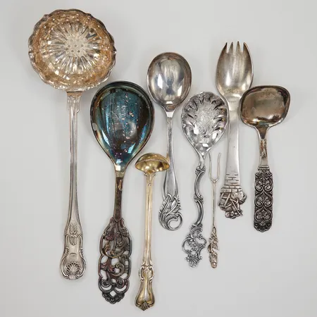 8 Blandade serveringsbestick, silver Vikt: 244,6 g