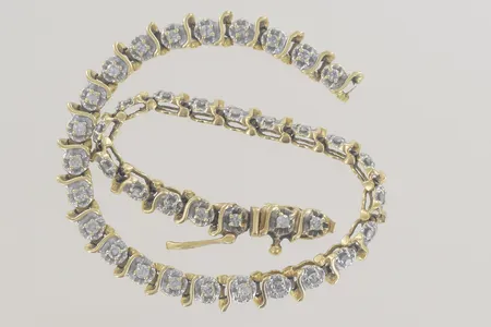 Armband med diamanter 39 x 0,02ct längd 19 cm bredd 4 mm defekt del av låset av,  18K  Vikt: 10 g
