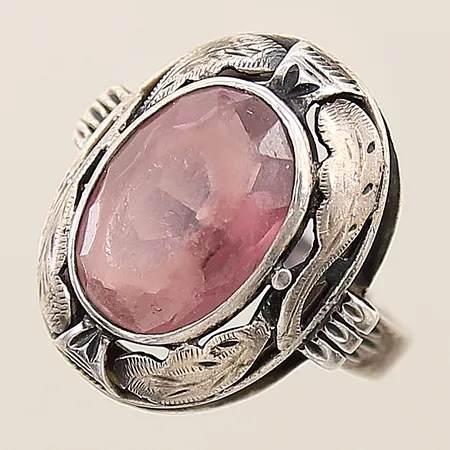 Ring med lila sten stl:17 bredd 2,6-21mm sten med slitage silver 900/1000 Vikt: 4,9 g