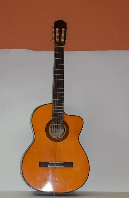 Takamine G-serien EG128SC Elektrisk klassisk gitarr med mjuk väska, små repor i början av halsen, 3 st stänger är nylon. SKICKAS MED DHL Skickas med Bussgods eller PostNord