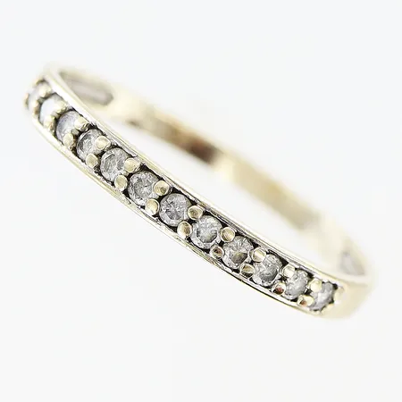 Ring vitguld med diamanter 12 x ca 0,01ct, stl:17¼, bredd 2mm, i behov av rodiering, 14K Vikt: 0,9 g