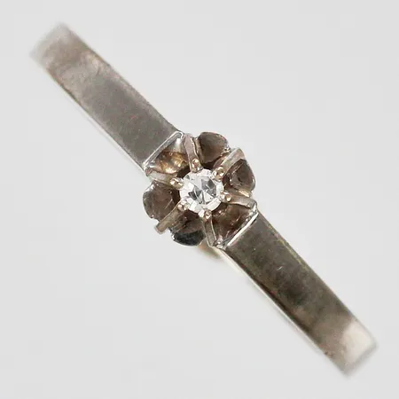 Ring med diamant 1xca 0,02ctv enligt gravyr Örns Juvelatelje år 1971 stl: 14¾ bredd 1-4mm vitguld repig, 18K Vikt: 1,7 g