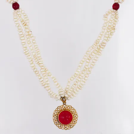 Collier med Biwapärlor samt hänge med röd sten 22K längd ca 42,5cm, lås i oädel metall buckligt, låsåtta defekt, bruttovikt 38,6gram Vikt: 38,7 g