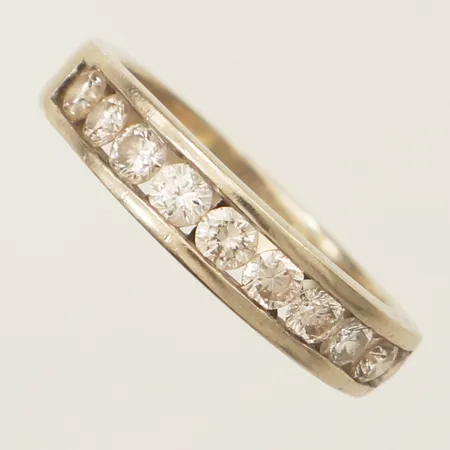 Ring med diamanter 10xca0,10ct stl: 17¾, bredd 4,9mm vitguld 18K  Vikt: 5,4 g